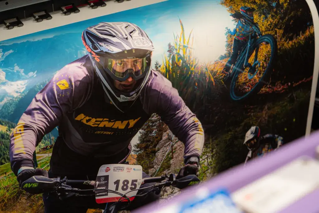 affiche imprimée d'un pilote de motocross